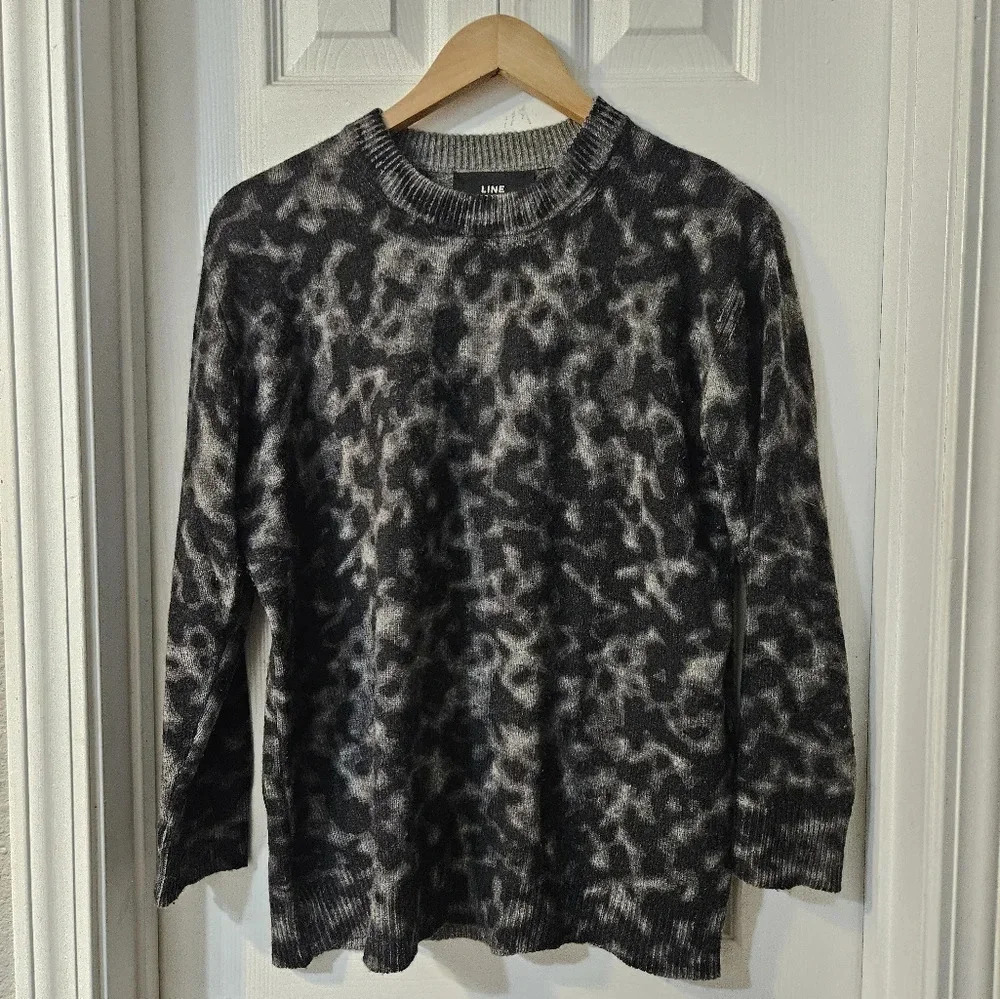 LINE ANIMAL PRINT SWEATER